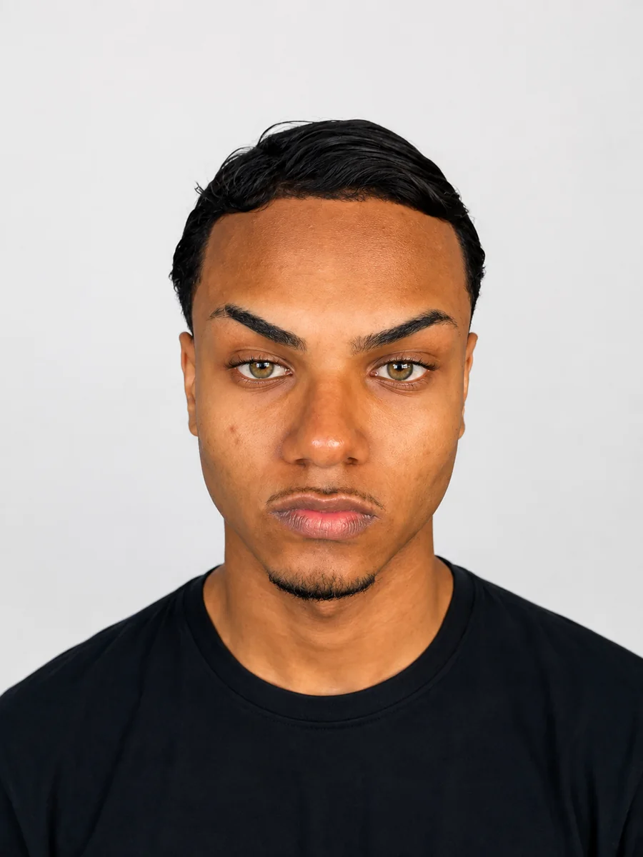 Retrato de Yagho Souza, de camiseta preta, em fundo claro